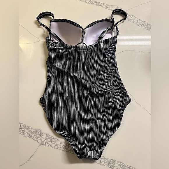 La Blanca Ripple Waves Sweetheart One Piece Swimsuit Black White Stripes 14 - Picture 8 of 13